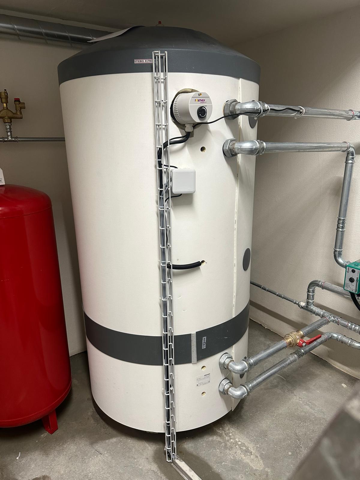 Warmwasserspeicher im Heizraum – 24h Pikett-Service